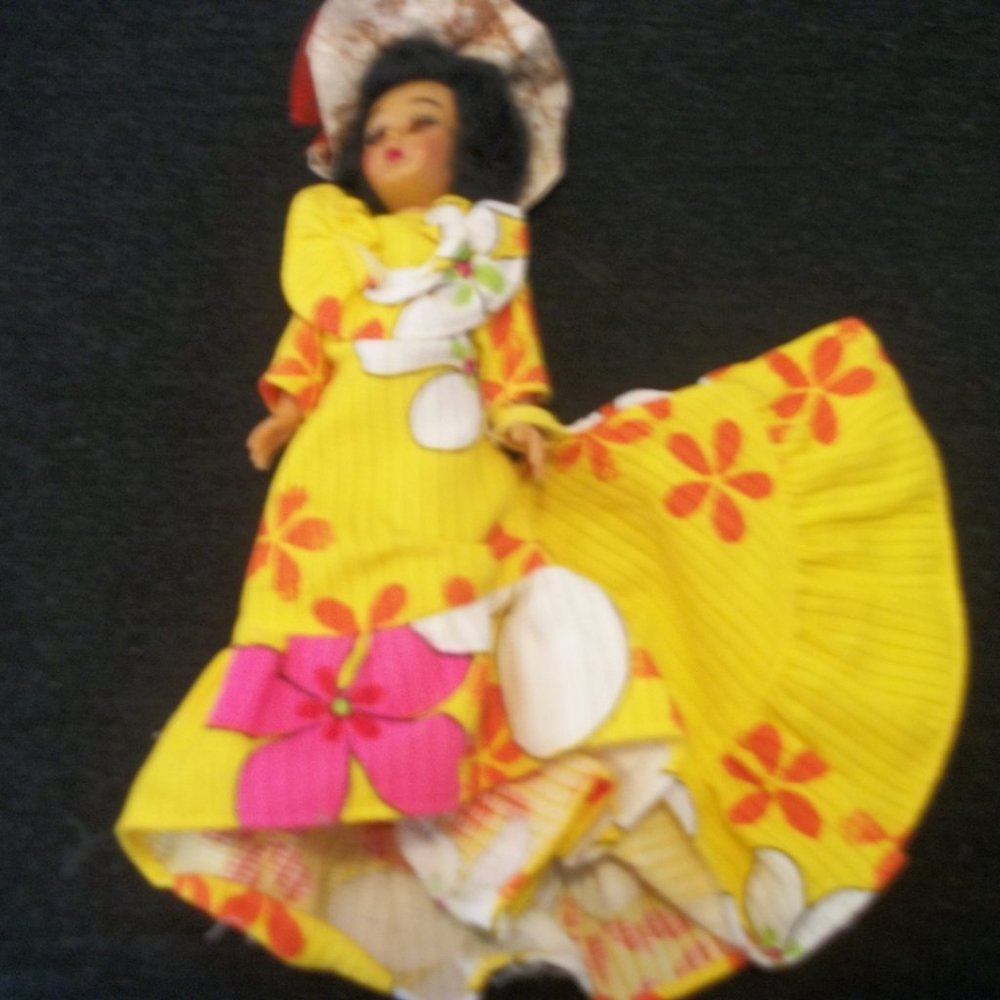 VINTAGE 60S OR 70S HAWAIIAN DOLL DRESSED NICE